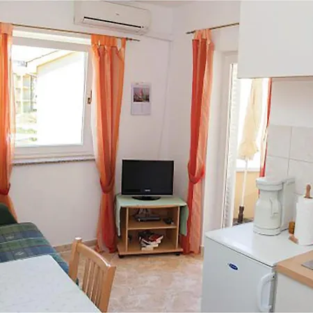 شقة 1 Bedroom Lovely In مالينسكا